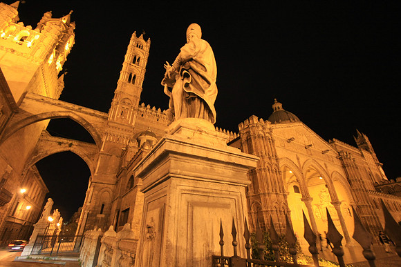 Cattedrale at night