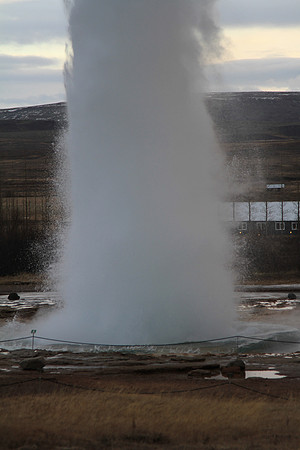 Erupts every 6 minutes approximately. Varies betwen 60 and 120 feet hight.