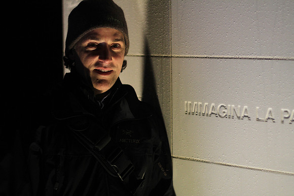 Immagina la pace. The phrase is written in 24 languages.