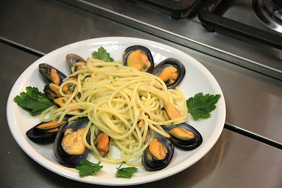 Spaghetti allo Scoglio, Pasta with shellfish