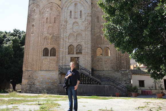 Mark in front of La Cuba