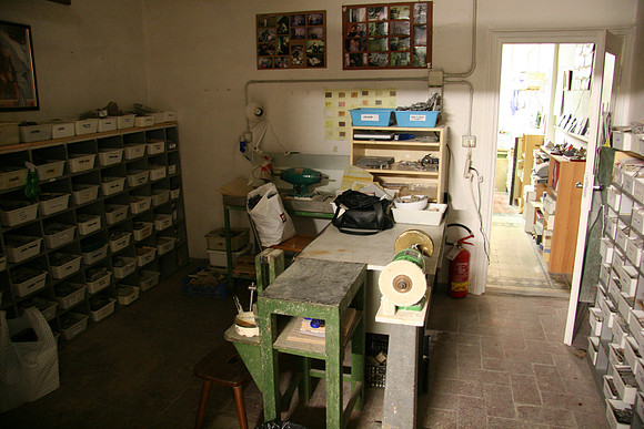 Boxes of stone for the selecting