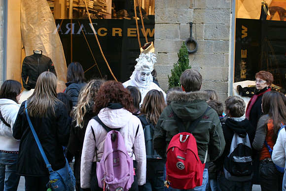 Italian kids being entertained by a street performer