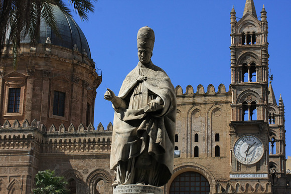 Cattedrale and pope statue