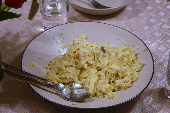 The fresh pasta, tajarin w/tartufo bianco now almost gone.