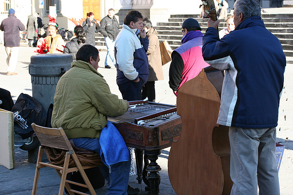 Practicing 'Mona Lisa' in front of Santa Croce