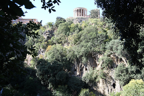 Villa Gregoriana has no villa. It's a park in a gorge. The Vesta temple in the picture is our final destination.