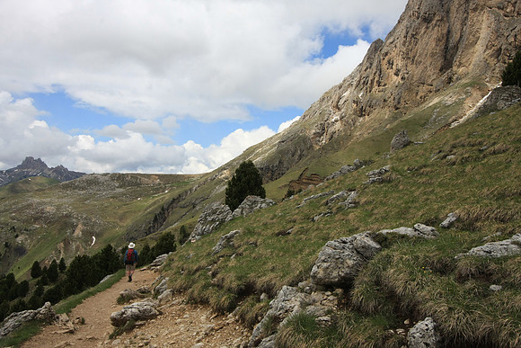 Approaching a pass that takes us into the next valley north.