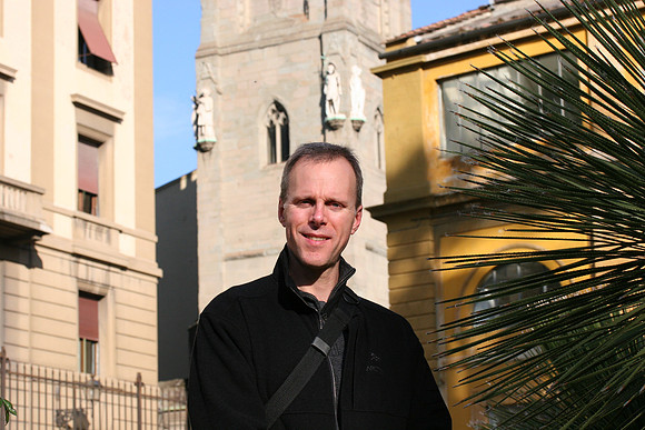 The garden is in the middle of the city and is surrounded by businesses, schools and palazzi