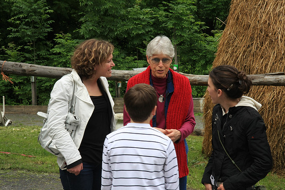 Marianne chatting (in Piemontese dialect!) with Rosi, Gianluca and Karola.
