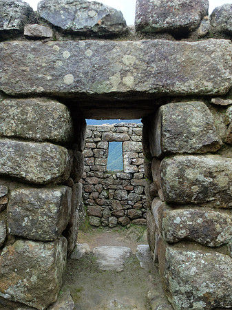 Lintel. Inkas didn't have the arch.