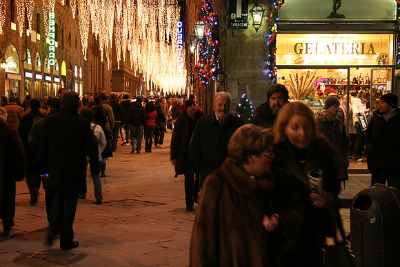 Via Calzaiouli from Piazza Signoria - Yes, it's perfectly acceptable to enjoy gelato in fur.