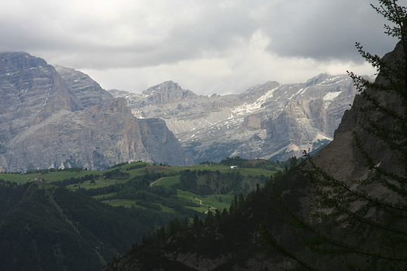 We came down from Val de Mesdi and took a lateral trail (#29) skirting the Sella Group.