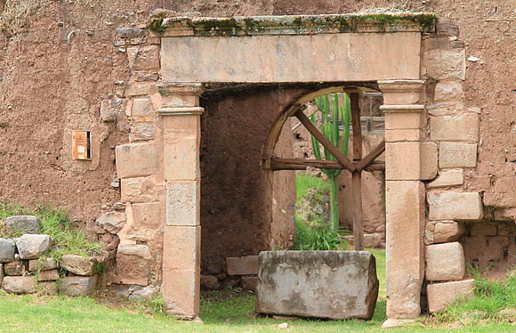 Old house, built in the ruins, no longer livable. In the market?
