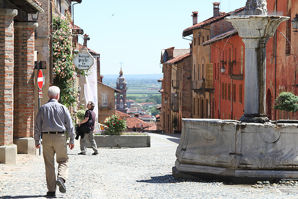 Looking for the way to the Casa Cavassa museum.