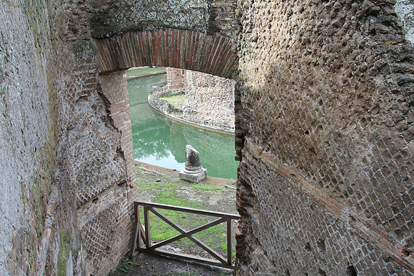 Entrance to Teatro Marittimo.