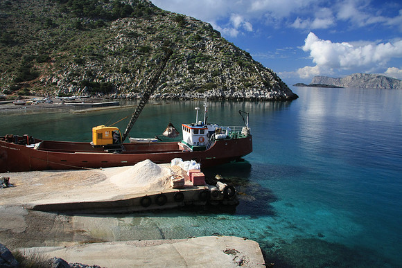 A boat yard near Kimomeni. Unloading sand.
