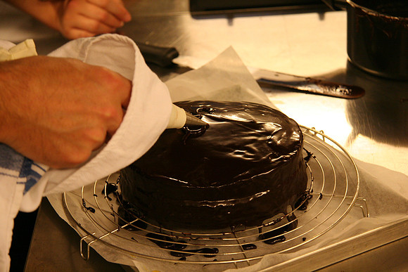 Writing on top of the cake - Sacher
