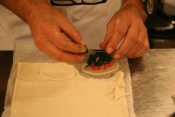 Making 'ravioli' with a veal & spinach filling in pasta sfoglia (puff pastry)