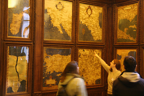 Guide Pointing out 'New Spain' as they knew America in 1500s just after discovery