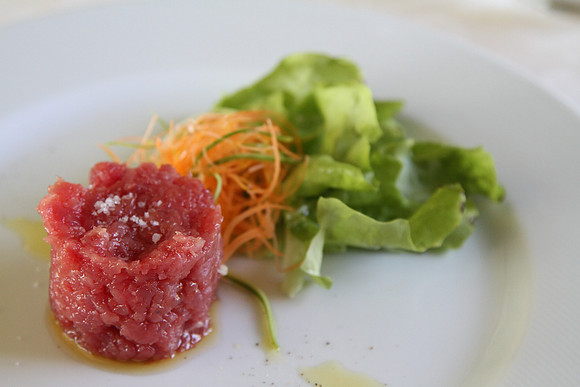 Lunch at I Baloss di Poggio Radicati. Starting with tartare.